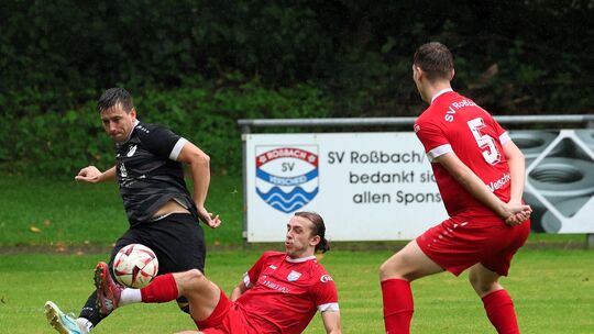Nicht zu bremsen: Die SG Ellingen (in Schwarz, hier bei der Flanke vor dem 0:1) entschied das Topspiel beim SV Roßbach/Verscheid