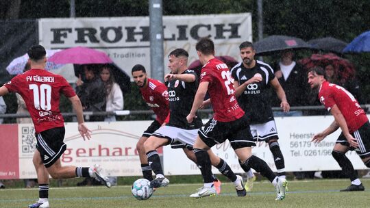 Einen offenen Schlagabtauch lieferten sich die Fußballer des FV Rübenach (rote Trikots) und von Anadolu Koblenz – am Ende hatten