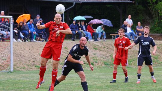 Die SG Biebertal/Unterkülztal (von links mit den Doppeltorschützen Michael Mayer und Felix Kiefer) schlug in Kümbdchen den SV Bl