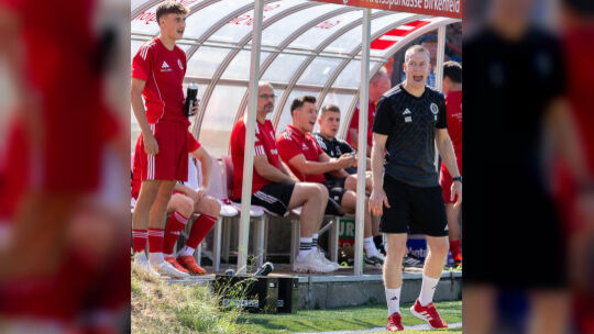Christian Henn (rechts) und sein Trainerkollege Stephan Holländer (beide in schwarz) mussten sich mit einem Unenzschieden begnüg