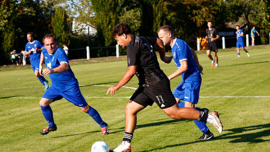 Blieb ohne nennenswerte Chance in Morlautern: Belmin Kurpejovic, der Torjäger der SG Weinsheim (schwarze Trikots).