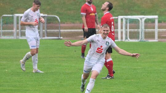 Das Geburtskind durfte gleich zweimal jubeln. Tim Thielen (vorne) erzielte das 1:0 und das 2:0 für seine SG 2000 Mülheim-Kärlich