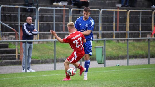 Der Liesenicher Benjamin Massmann (in Rot) war vor der Saison aus Blankenrath nach Morbach gekommen. In der Partie gegen Laubach