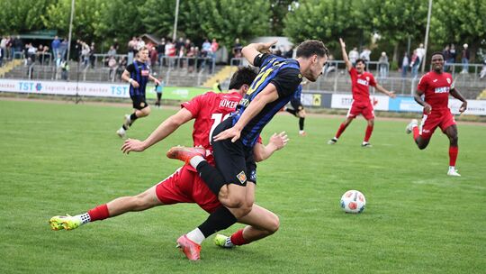 Als der Koblenzer Igor Blagojevic (vorne, im Zweikampf mit dem guten Wormser Innenverteidiger Nathan Büker zum 2:1 traf nach 57 Als der Koblenzer Igor Blagojevic (vorne, im Zweikampf mit dem guten Wormser Innenverteidiger Nathan Büker zum 2:1 traf nach 57