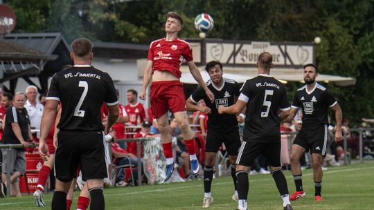 Da konnte sich der TSV Hargesheim (rote Trikots) noch so sehr strecken, beim ungeschlagenen Spitzenreiter VfL Simmertal gab es n Da konnte sich der TSV Hargesheim (rote Trikots) noch so sehr strecken, beim ungeschlagenen Spitzenreiter VfL Simmertal gab es n