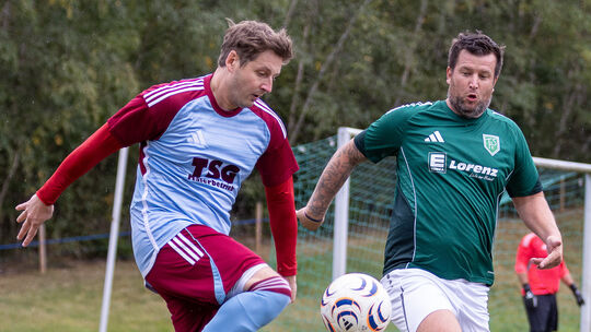 Tim Schwartz (rechts) brachte den TuS Kirschweiler nach einem 0:2-Rückstand wieder heran. Hier bedrängt der Ex-Regionalligaspiel Tim Schwartz (rechts) brachte den TuS Kirschweiler nach einem 0:2-Rückstand wieder heran. Hier bedrängt der Ex-Regionalligaspiel