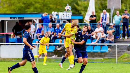 Patrick Sehn-Henn (in Gelb, beim Kopfball) war der Mann des Spiels beim 3:1-Erfolg seines TuS Kirchberg II beim SC Weiler. Der R