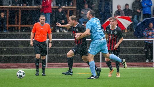 Sascha Engel (hellblaues Trikot), der hier mit Yannik Heene um den Ball ringt, brachte den SV Türkiyemspor in Rennerod in Führun