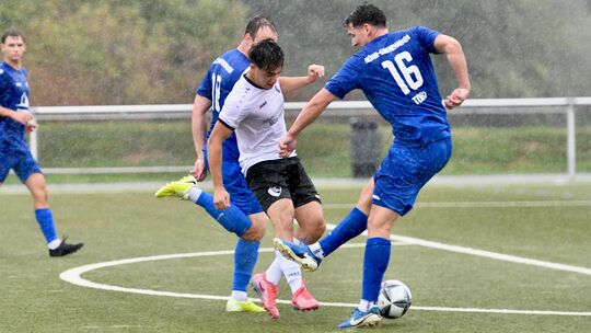 Nawid Safdari (weißes Trikot) brachte die Wirgeser Reserve mit seinem Doppelschlag auf Kurs, doch die Gäste aus Höhr-Grenzhausen