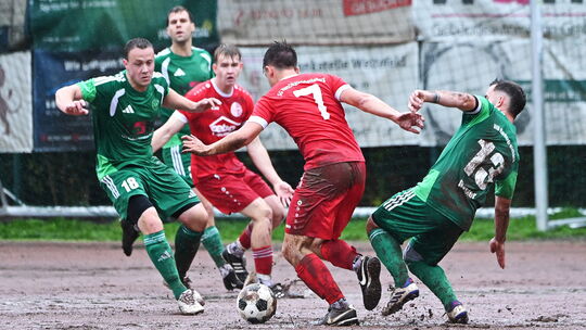 Schon in der ersten Halbzeit war der Hartplatz am Niederdreisbacher Koppelberg und die Trikots der Spieler des VfB (in Grün) un
