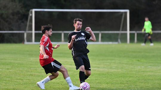 Im vorgezogenen Spiel teilten sich die die beiden A-Liga-Absteiger SG Unterwesterwald (rechts Steffen Barth Koberstein) und TuS