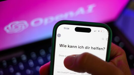 Ein KI-Chatbot kann auch mit dem Smartphone angesprochen werden. Ein KI-Chatbot kann auch mit dem Smartphone angesprochen werden.