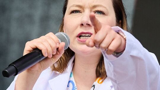 Kinderärztin Bea Mersche wurde durch einen Fernsehauftritt bekannt, bei dem sie sich mit Bundeskanzler Merz einen Schlagabtausch