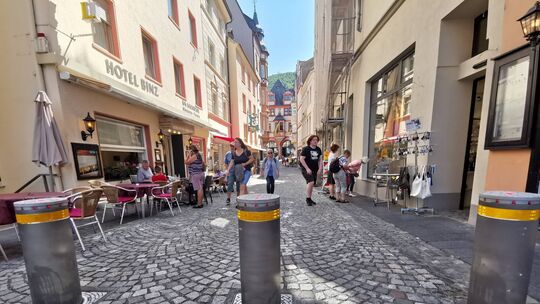 Die Poller in Bernkastel-Kues dienen der Gefahrenabwehr und der Regulierung des Verkehrs in der Innenstadt.