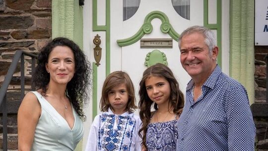 Karl Weyers lebt mit seiner Frau Mihaela und ihren Kindern Carl Luis und Amelia im Herrenhaus der Burg.