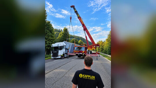Der mit rund zehn Tonnen Laminat beladene Auflieger löste sich kurz nach dem Auffahren auf die Bundesstraße von der Zugmaschine
