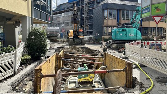 Die Großbaustelle der Stadtbachverrohrung am Steinweg sollte eigentlich zum Schustermarkt beendet sein. Die unvorhergesehen notw