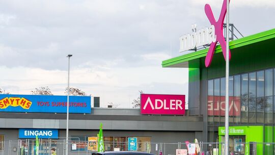 An der B9 in Koblenz will sich XXXLutz niederlassen, direkt neben Mömax. Dafür sollen Adler Mode und Smyths Toys weichen.