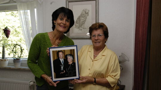 2005: Plötzlich stand Bruce Willis vor der Tür bei Doris Bennoit (links) und ihrer Mutter Ilse Dreher. Das Porträt von ihm und s