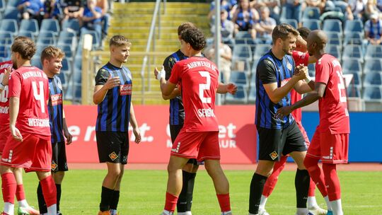 Die TuS Koblenz (in Blau-Schwarz) und der Ahrweiler BC können sich wie hier vor ihrem direkten Duell sprichwörtlich die Hand geb