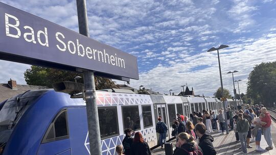 Der Großteil des Regionalexpress 3 ist bereits am Bahnsteig vorbeigerauscht, erst dann stoppte der Zug allmählich. Die Türen all Der Großteil des Regionalexpress 3 ist bereits am Bahnsteig vorbeigerauscht, erst dann stoppte der Zug allmählich. Die Türen all
