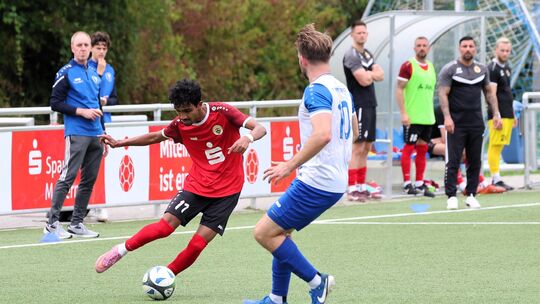 Kai-Niklas Matthes (in Weiß) konnte mit seinem FC Germania Metternich II durch einen Elfmeter noch einen Zähler gegen den FC Urb
