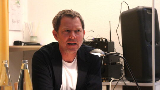 Entspannte Atmosphäre: Die Lesung mit Steffen Schroeder enthielt auch freie Erzählteile, in denen die Besucher weitere interessa