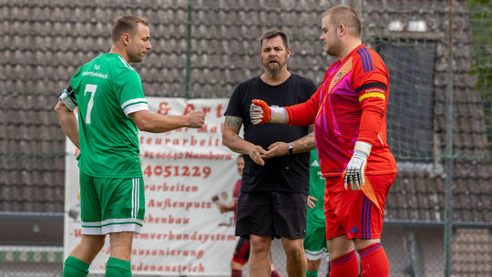 Ein spannendes Spitzenspiel lieferten sich der SV Weiersbach II und der TuS Hintertiefenbach (in grün). Die Hintertiefenbacher g