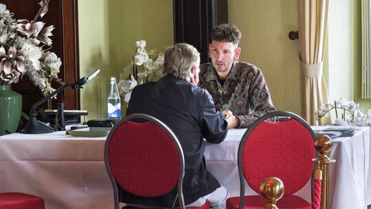 Fabian Kahl nahm sich Zeit für jeden Kunden beim Antiquitäten-Schätztag auf Schloss Arenfels in Bad Hönningen.