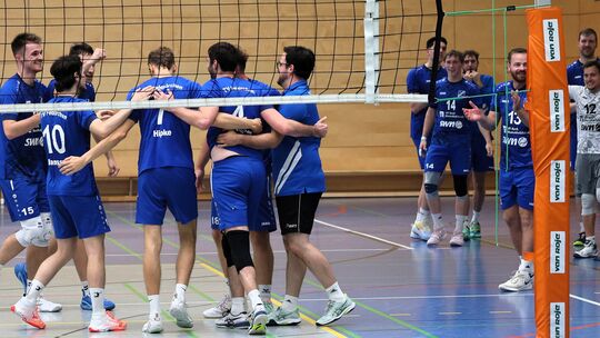 Ausgelassener Jubel bei den Männern des TV Feldkirchen: Vom Umzug ließ sich der Regionalligist nicht aus dem Konzept bringen und