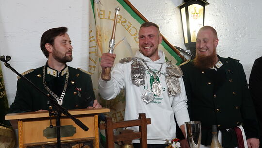 Joel Waldecker (Mitte) wird nach seinem Königsschuss gefeiert.