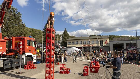 Kinder beweisen Mut und Geschick beim beliebten Kistenklettern auf dem Feuerwehrfest in Weierbach.