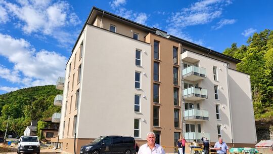 Bauherr Thomas Bottlender vor seinem rund sieben Millionen Euro teuren Mehrfamilienhaus im „Herrschaftlichen Garten“ in Kirn. Da Bauherr Thomas Bottlender vor seinem rund sieben Millionen Euro teuren Mehrfamilienhaus im „Herrschaftlichen Garten“ in Kirn. Da