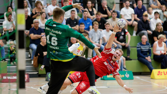 Torben Waldgenbach überwindet Krefelds Keeper Wojciech Borucki.