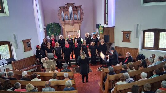 Intermezzo 2.0 und Cantabile überzeugen mit einem gemeinsamen Auftritt in der Hottenbacher Kirche.