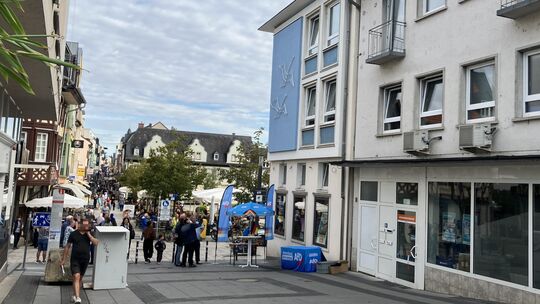 Die Flüssigkeit, die auf einen AfD-Stand in der Bad Kreuznacher Innenstadt gekippt wurde, wird derzeit noch vom Landeskriminalam Die Flüssigkeit, die auf einen AfD-Stand in der Bad Kreuznacher Innenstadt gekippt wurde, wird derzeit noch vom Landeskriminalam