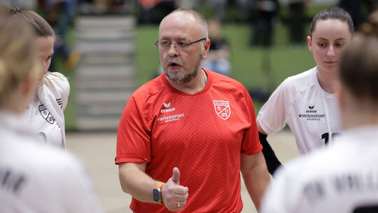 Vallendars Trainer Ralf Monschauer gibt seinen Spielerinnen Anweisungen.