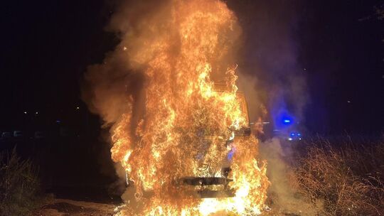 Am frühen Samstagmorgen, 12. September, stand ein abgestellter Lkw in Flammen. Eine hohe Explosionsgefahr herrschte dabei nicht.