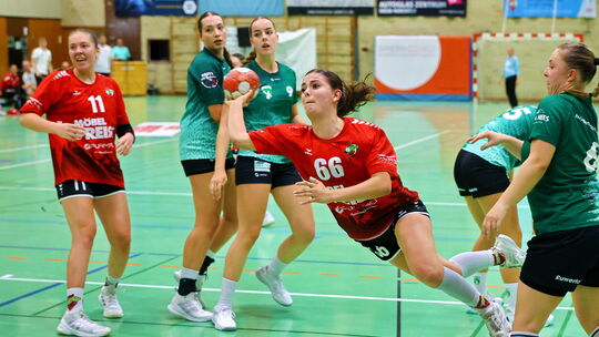 Nach durchwachsenem Start zeigte Titelfavorit HSG Kastellaun/Simmern (in Rot, von links mit Emma Müller und Marla Wolf-Mühlbauer