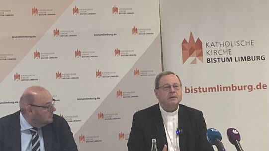 Der Limburger Bischof Georg Bätzing (rechts) hält den Kontakt in seine Heimat aufrecht, freut sich auch über Besuche aus Niederf