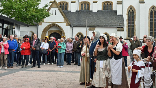In drei Gruppen wurden die Zuschauer beim Stationen Theater zum Kirchplatz geführt. Rund 500 Besucher kamen zur Permeire der "Sp