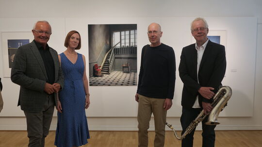 Landrat Achim Hallerbach (von links), Museumsleiterin Jennifer Stein, der Fotograf Frank Kunert und Saxophonist Claudius Valk st