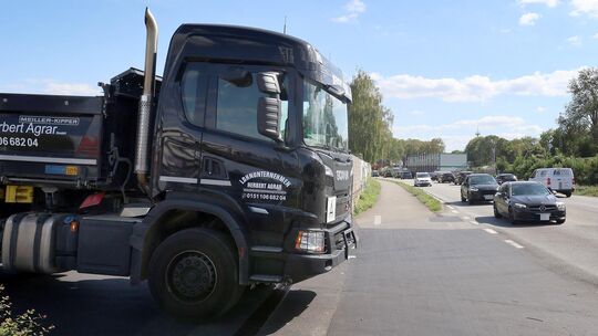 Muss der Fahrer bis an die Haltelinie heranfahren, um den Verkehr auf der B42 überhaupt einsehen zu können, ragt das Fahrzeug üb
