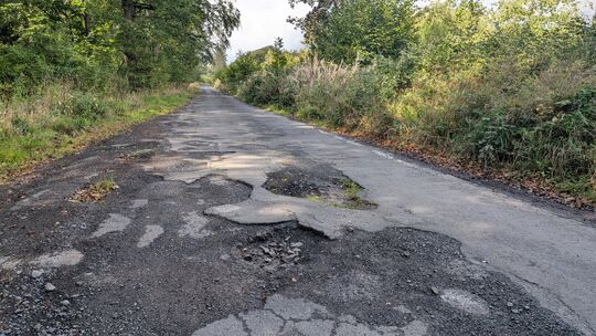 Die K92 zwischen Äpfelbach und dem Tüschebachsweiher bei Niederfischbach ist ziemlich in die Jahre gekommen.
