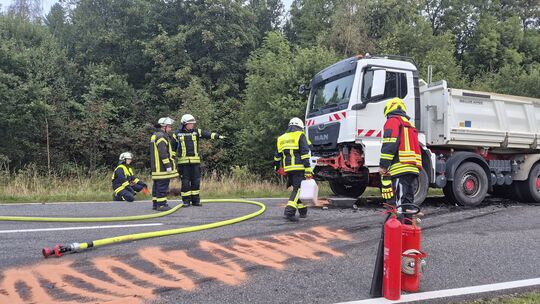 Die Feuerwehr war nach dem Unfall auf der B255 bei Ailertchen mit zahlreichen Kräften vor Ort im Einsatz. Unter anderem mussten