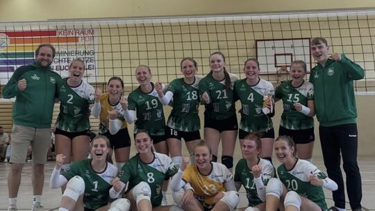 Zufriedene Gesichter bei den Frauen der Westerwald Volleys: Ihr erstes Spiel nach dem Aufstieg in die Oberliga gewannen sie in v