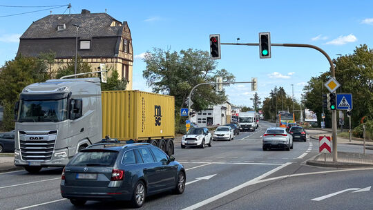 Gerade vor der Ampel in Plaidt staut sich häufig der Verkehr. Ein vierspuriger Ausbau der B256 soll perspektivisch für Abhilfe s