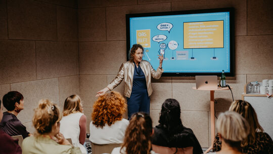 Christina Gippert gibt unter anderem Workshops in Unternehmen zum Thema "Trauer am Arbeitsplatz".