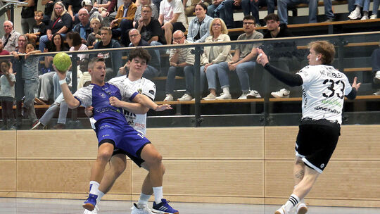 Der HC Koblenz (in Weiß) war eine Nummer zu groß für die HSG Römerwall (in Blau) in der Handball-Oberliga.