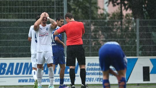 Neuwieds Fabian Weber (in Weiß) wird seinem HSV am Mittwochabend gegen Güls aufgrund einer Gelb-Roten Karte fehlen.